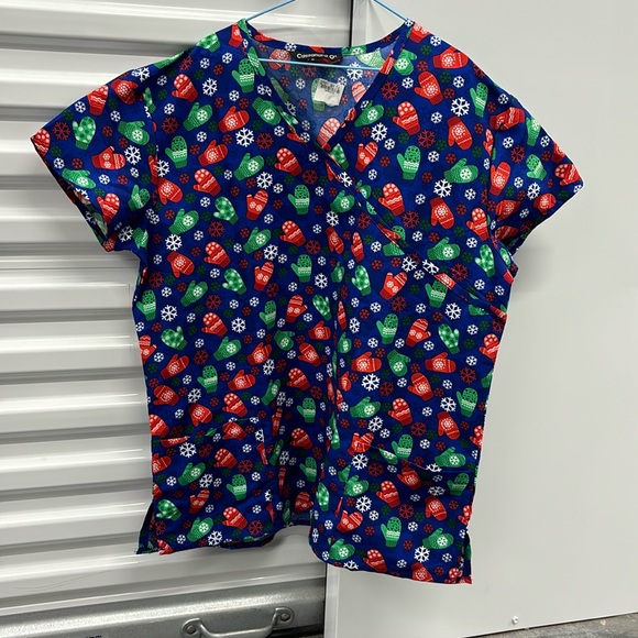 NWT Cassandra O Winter Themed Work Shirt SS Scrub Top Mittens Snowflakes M - Picture 8 of 14